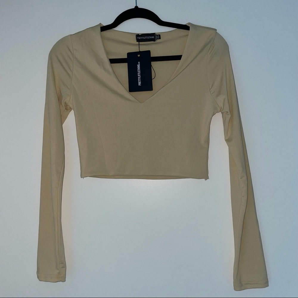 PrettyLittleThing Long Sleeve Cropped Top in color Stone